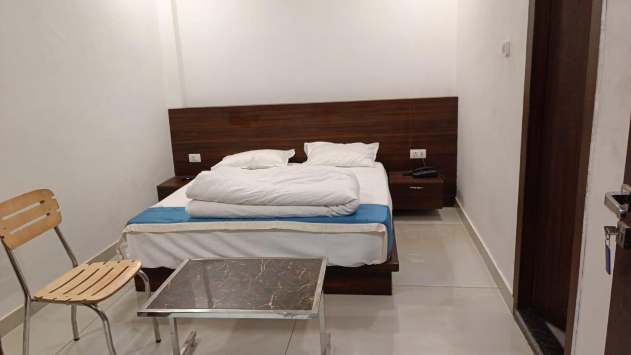 Hotel Cross Road By Wb Inn Unnāo Buitenkant foto