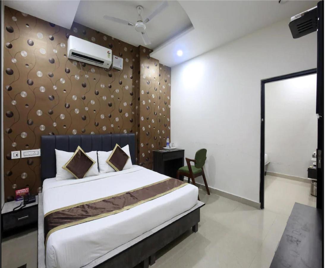 Hotel Cross Road By Wb Inn Unnāo Buitenkant foto