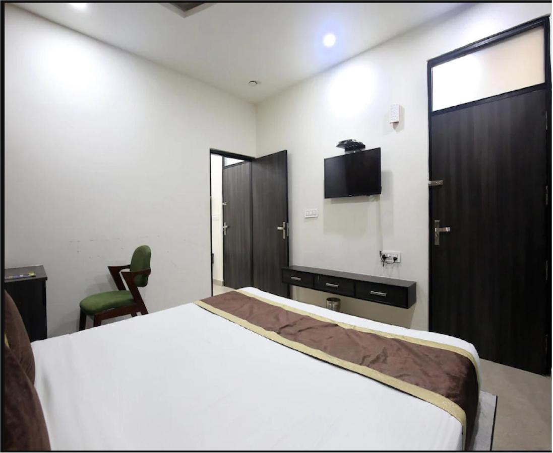 Hotel Cross Road By Wb Inn Unnāo Buitenkant foto